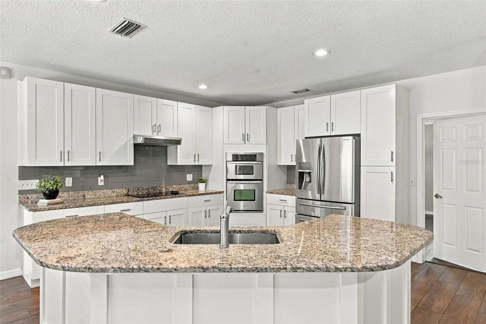 Single Family Residence at 1349 VALLEY PINE CIR, APOPKA, photo 3 of 92