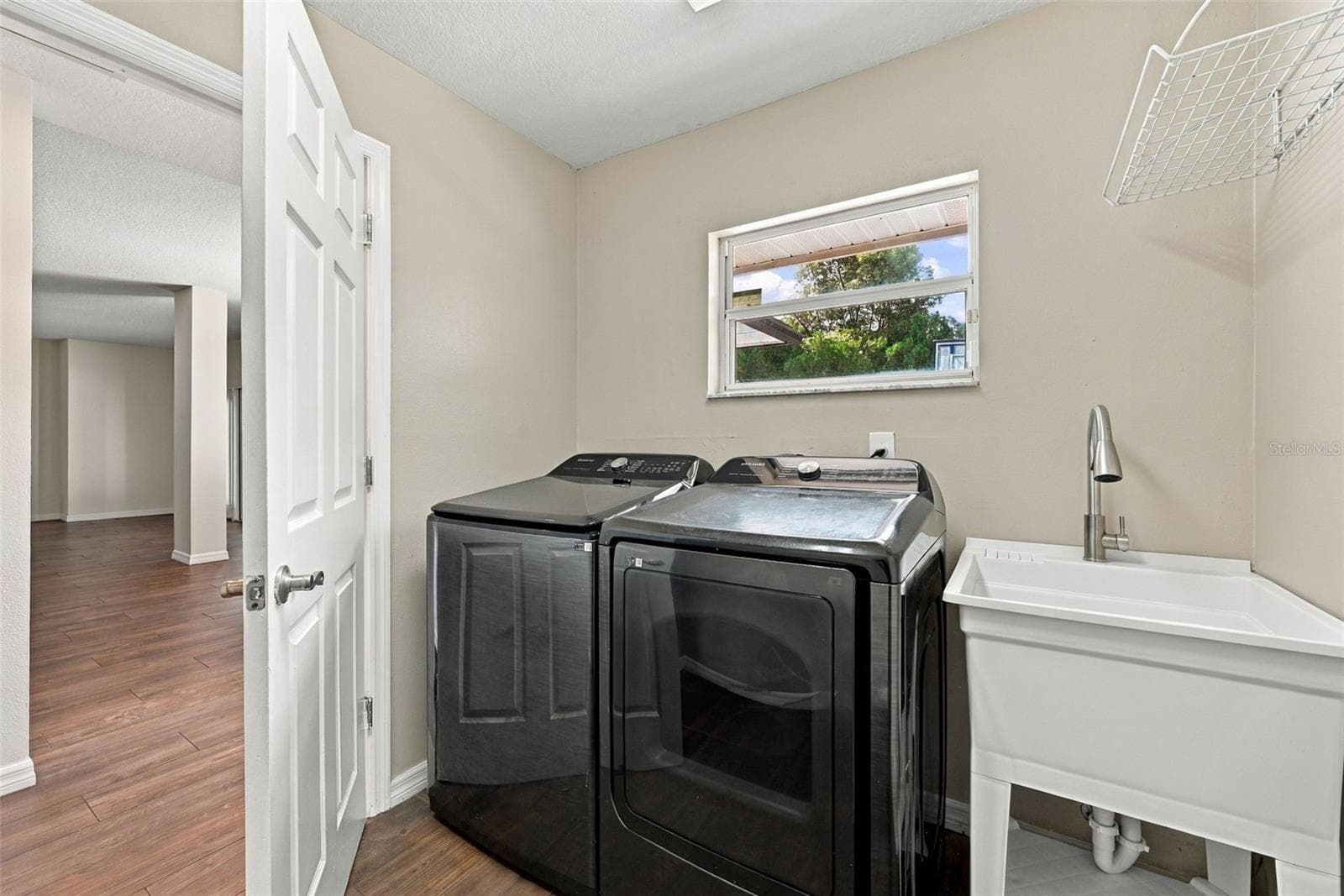 Downstairs laundry room with new utility sink and half pool bath access - 1349 VALLEY PINE CIR, APOPKA