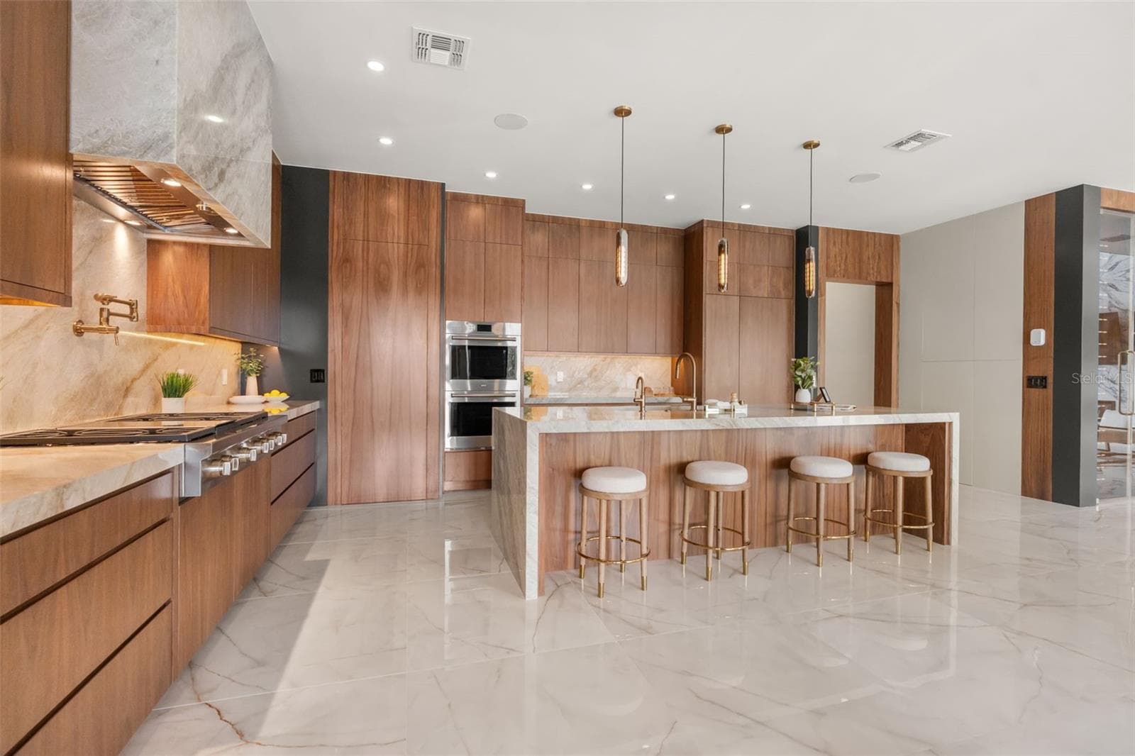 Plenty of space - 9117 BAY POINT DR, ORLANDO