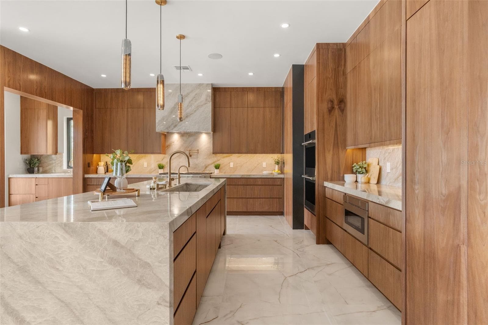 High end applicances including Wolf and Sub Zero - 9117 BAY POINT DR, ORLANDO
