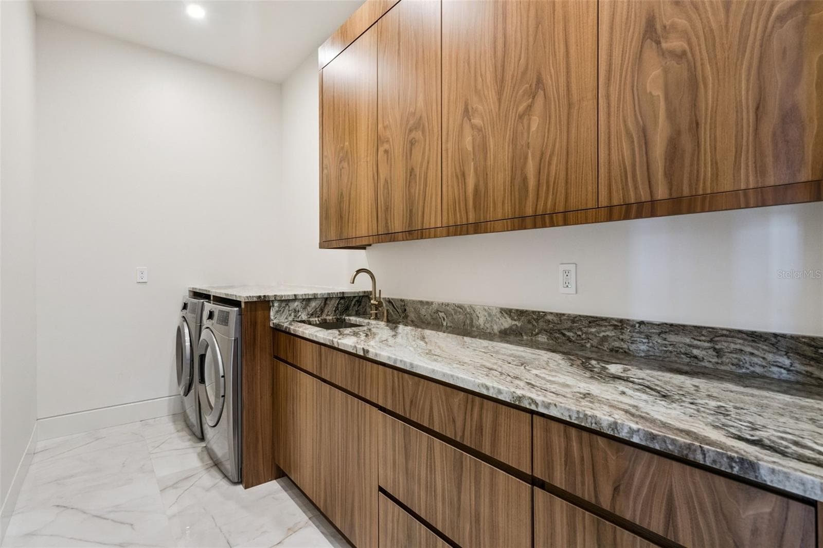 Downstairs laundry room - 9117 BAY POINT DR, ORLANDO