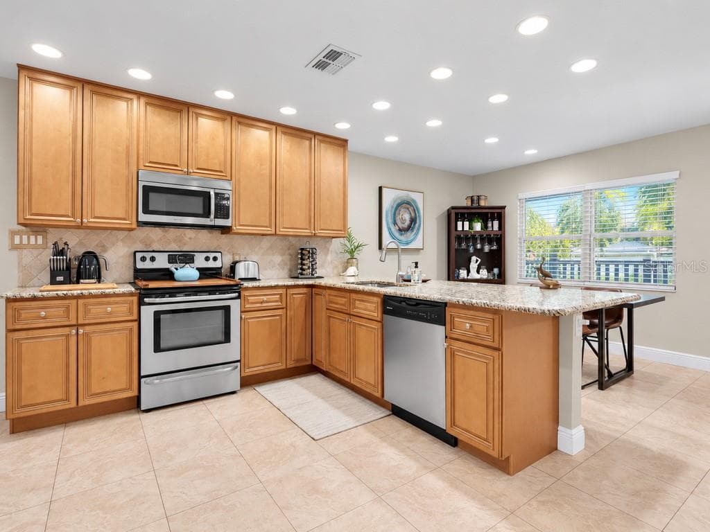 Kitchen and Dining - 2429 PARK ST N, ST PETERSBURG