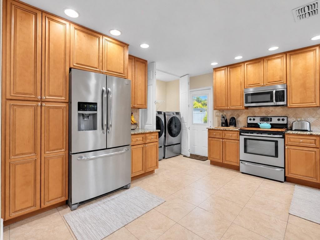 Kitchen & Laundry - 2429 PARK ST N, ST PETERSBURG