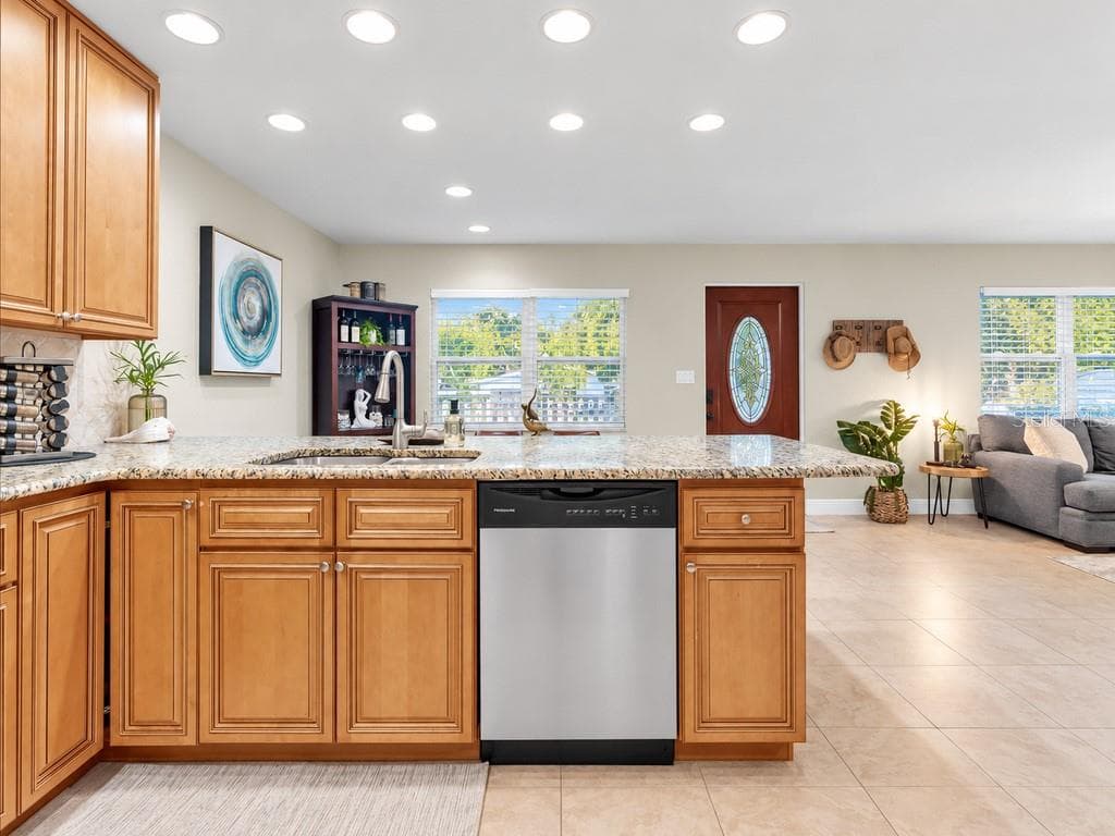 Kitchen & Living room open floor - 2429 PARK ST N, ST PETERSBURG
