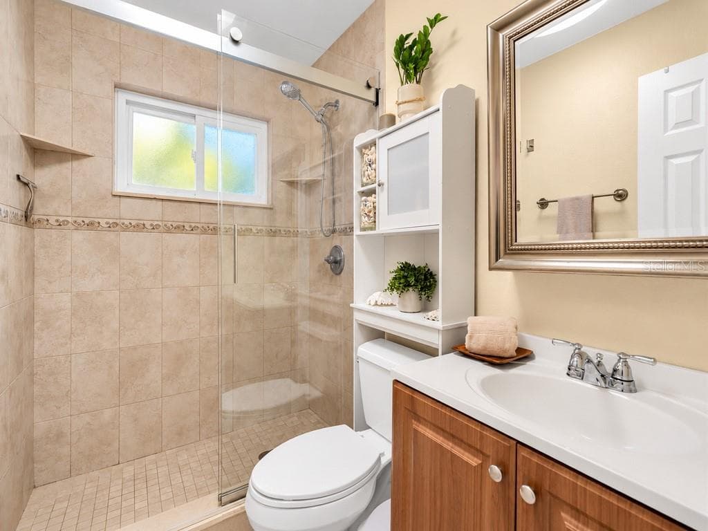 Primary bath - 2429 PARK ST N, ST PETERSBURG