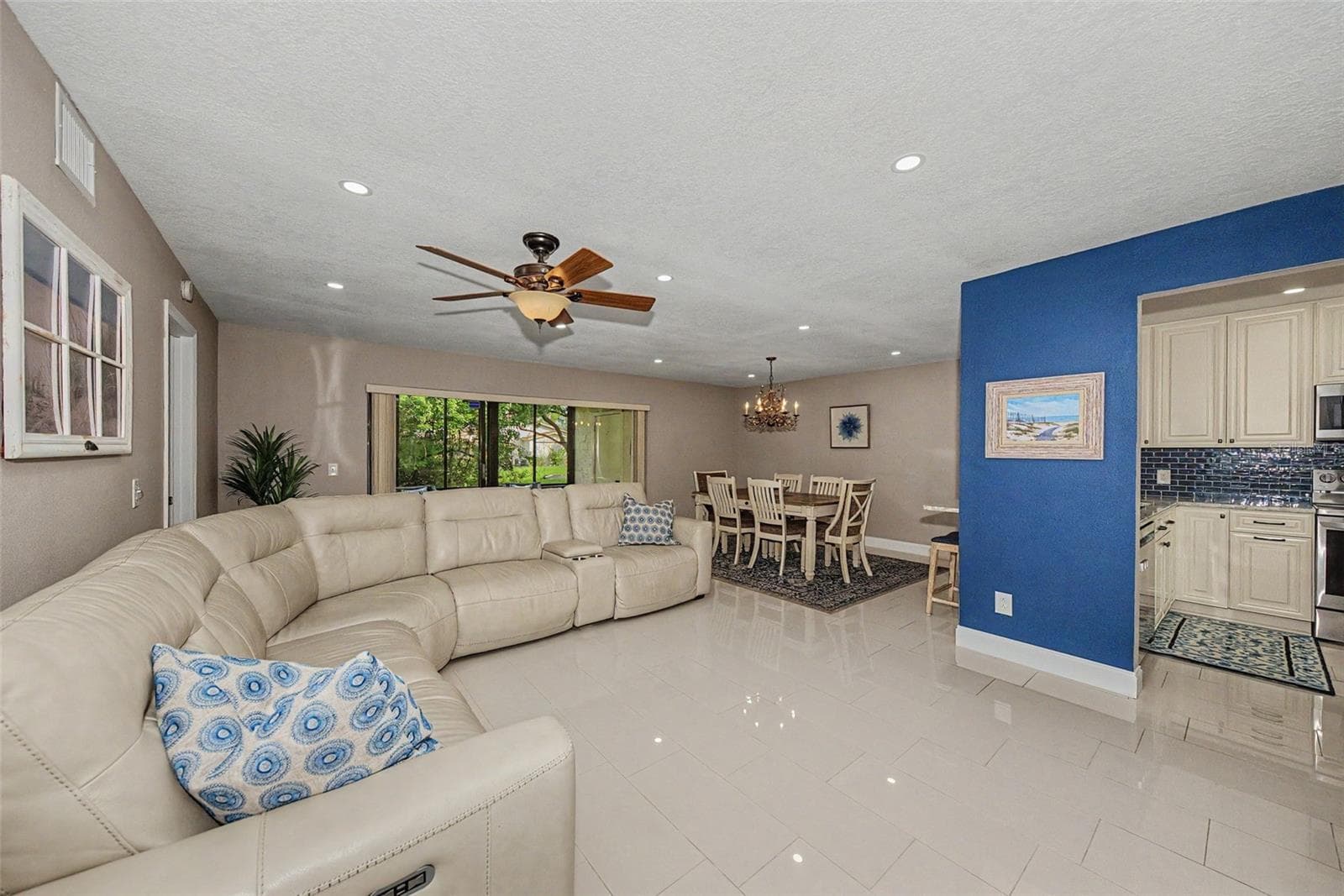 Living room - 1801 E LAKE RD #1D, PALM HARBOR