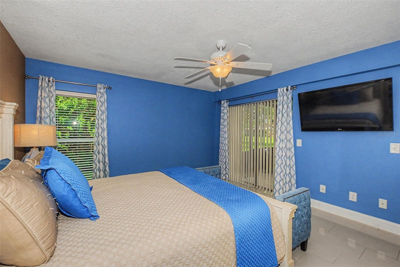 Primary Bedroom w/slider to Florida Room - 1801 E LAKE RD #1D, PALM HARBOR