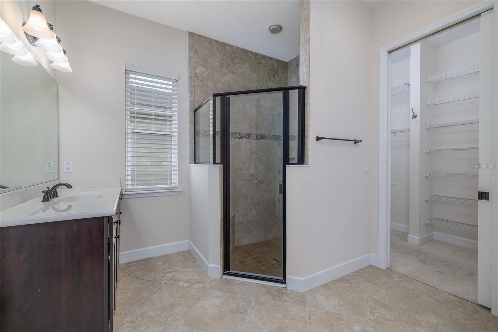 Master Bath 2 vanities - 1076 GARDENSHIRE LN, DELAND