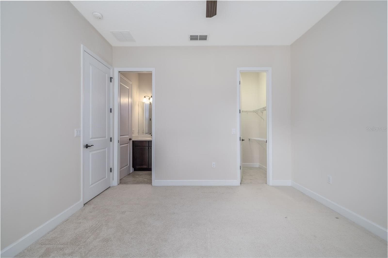 Private entry to bathroom - 1076 GARDENSHIRE LN, DELAND