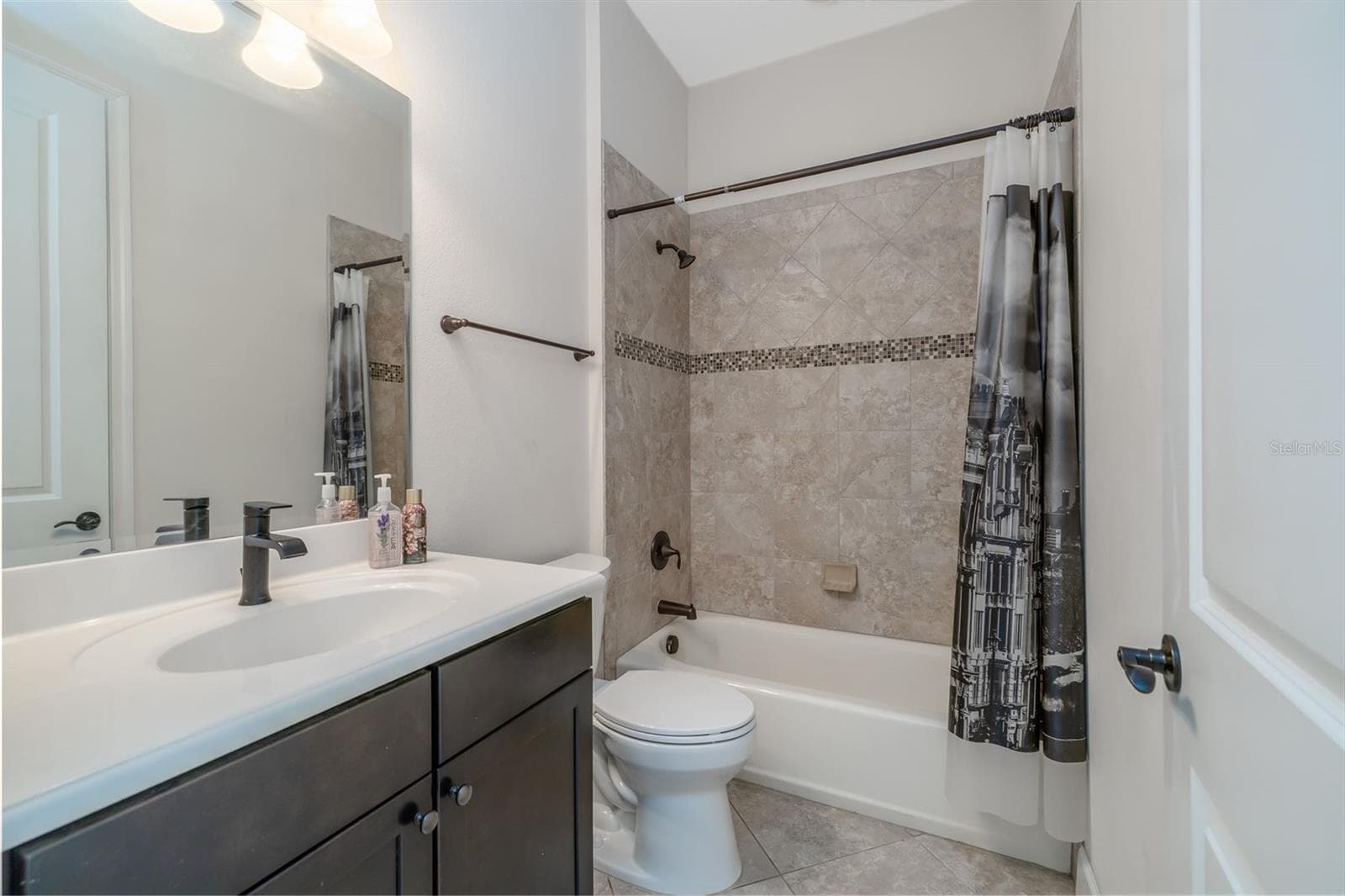 Guest bath - 1076 GARDENSHIRE LN, DELAND