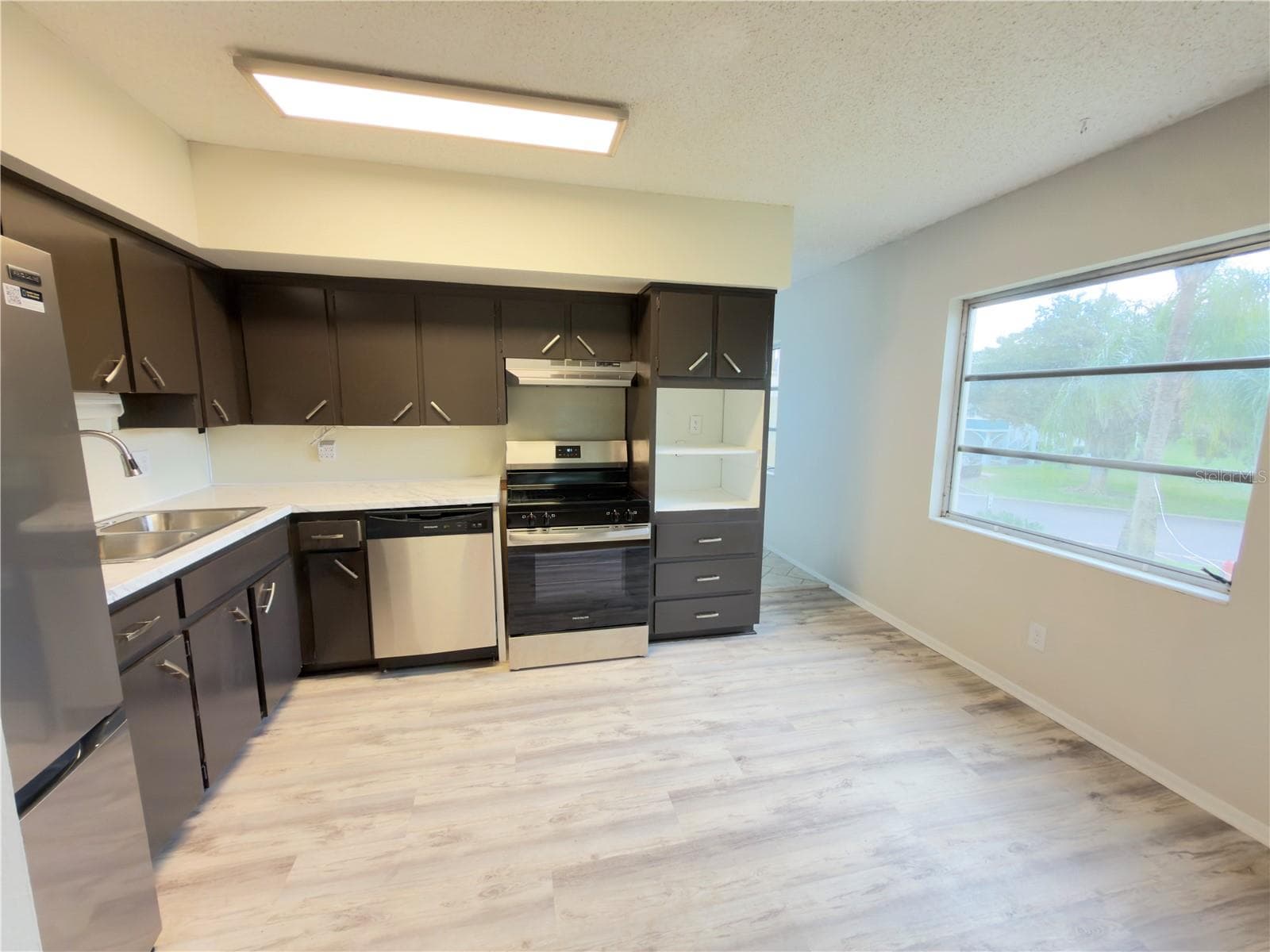 Room to prepare your potluck favorite - 2378 ECUADORIAN WAY #22, CLEARWATER