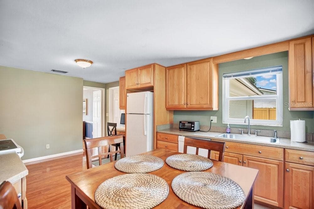 Kitchen, solid wood cabinetry, eat in space - 109 PINE NEEDLE LN, ALTAMONTE SPRINGS