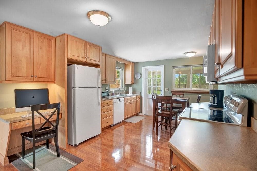 Kitchen, solid wood cabinetry, eat in space - 109 PINE NEEDLE LN, ALTAMONTE SPRINGS