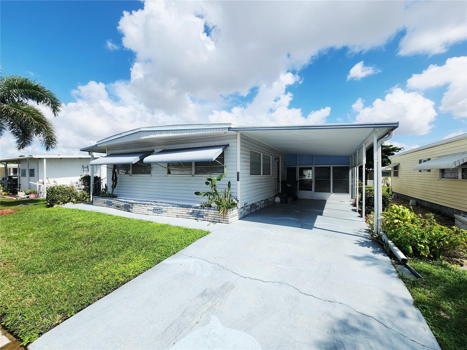 Front of Home. - 5317 CHATEAU LN, BRADENTON