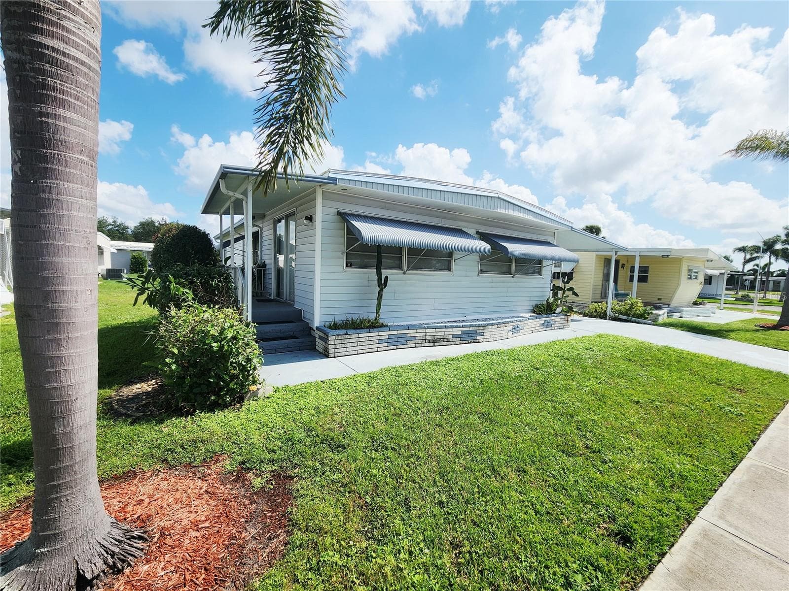 Front of Home. - 5317 CHATEAU LN, BRADENTON