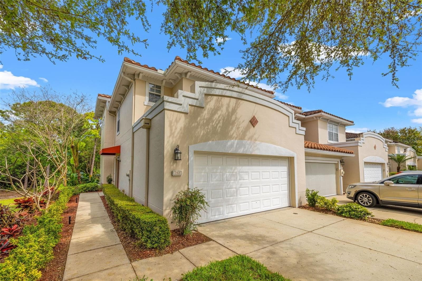 Townhouse at 252 VALENCIA CIR, ST PETERSBURG, photo 3 of 51