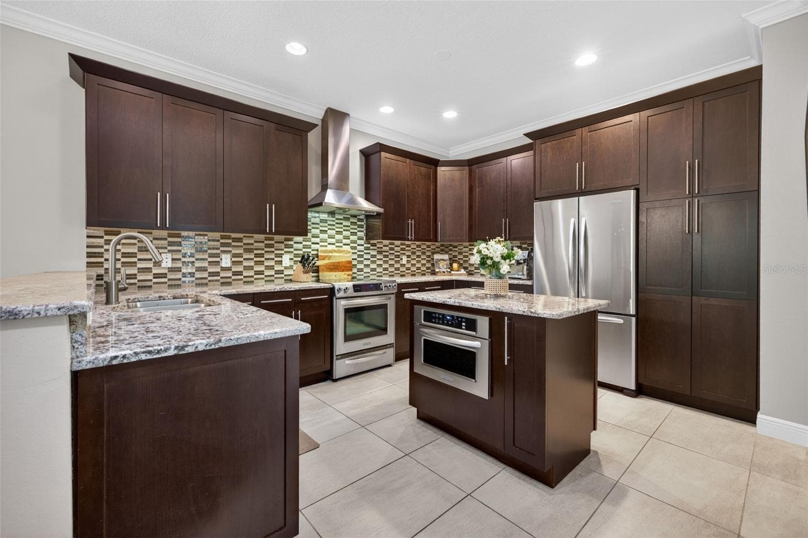 Townhouse at 252 VALENCIA CIR, ST PETERSBURG, photo 9 of 51