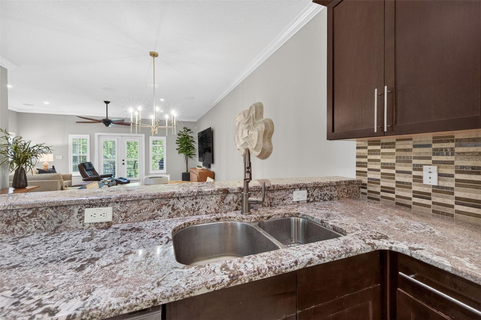 Townhouse at 252 VALENCIA CIR, ST PETERSBURG, photo 11 of 51