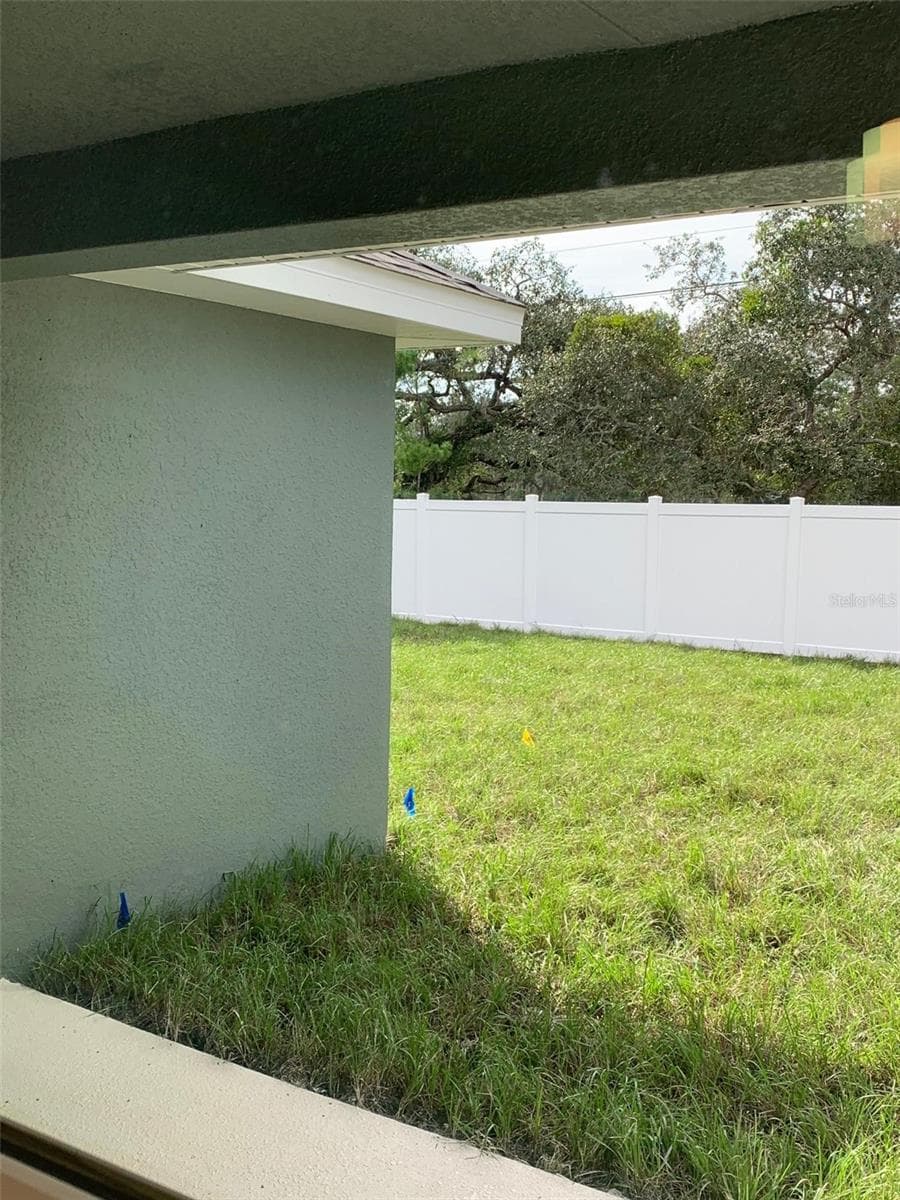 Back patio/yard - 11603 GRACE RD, WEEKI WACHEE