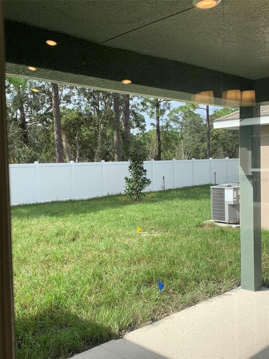 Back patio/yard - 11603 GRACE RD, WEEKI WACHEE