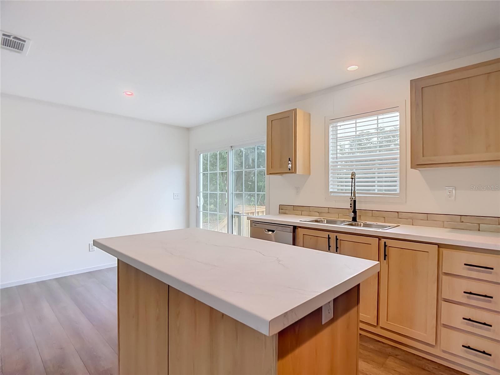 Manufactured Home at 9717 MOORE RD, LAKELAND, photo 3 of 44