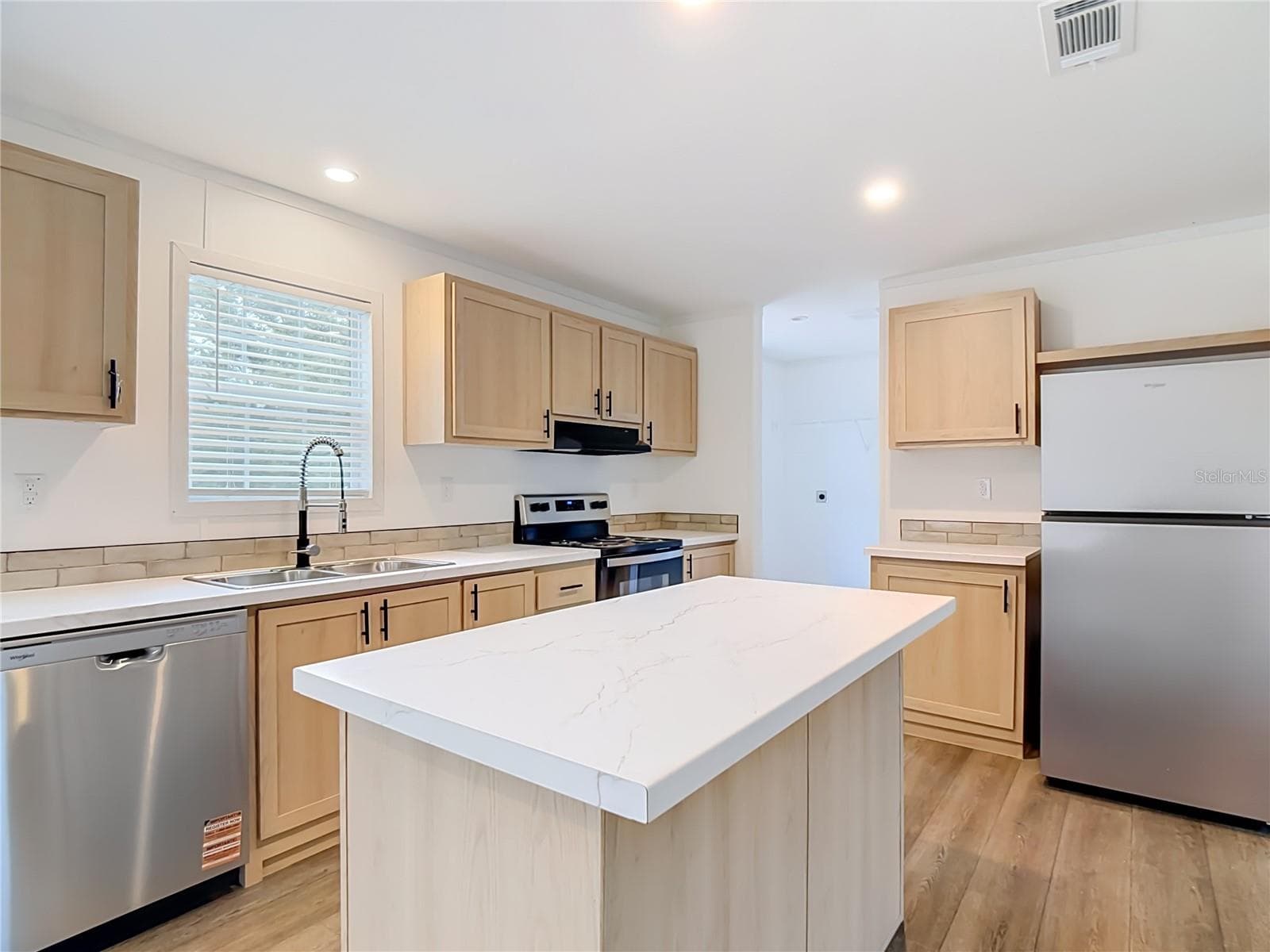 Manufactured Home at 9717 MOORE RD, LAKELAND, photo 5 of 44