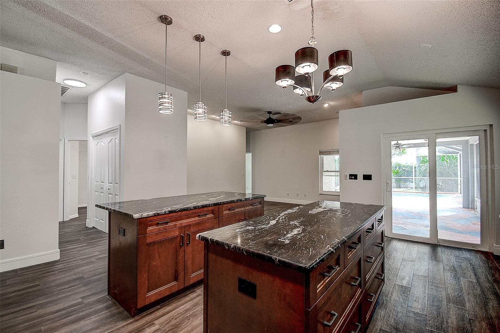 Two large islands - 1709 SCOTCH PINE DR, BRANDON