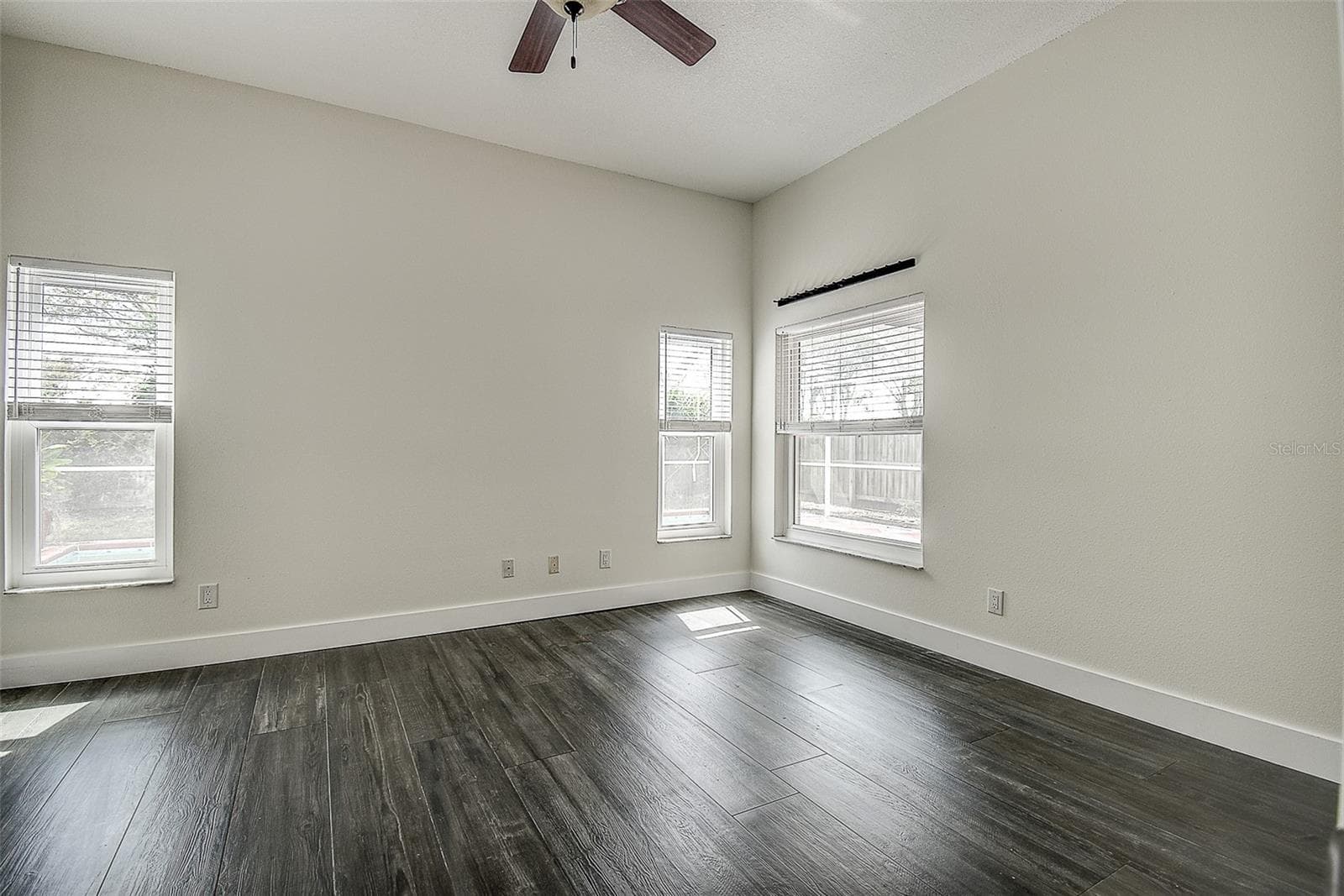 Family room from another angle - 1709 SCOTCH PINE DR, BRANDON