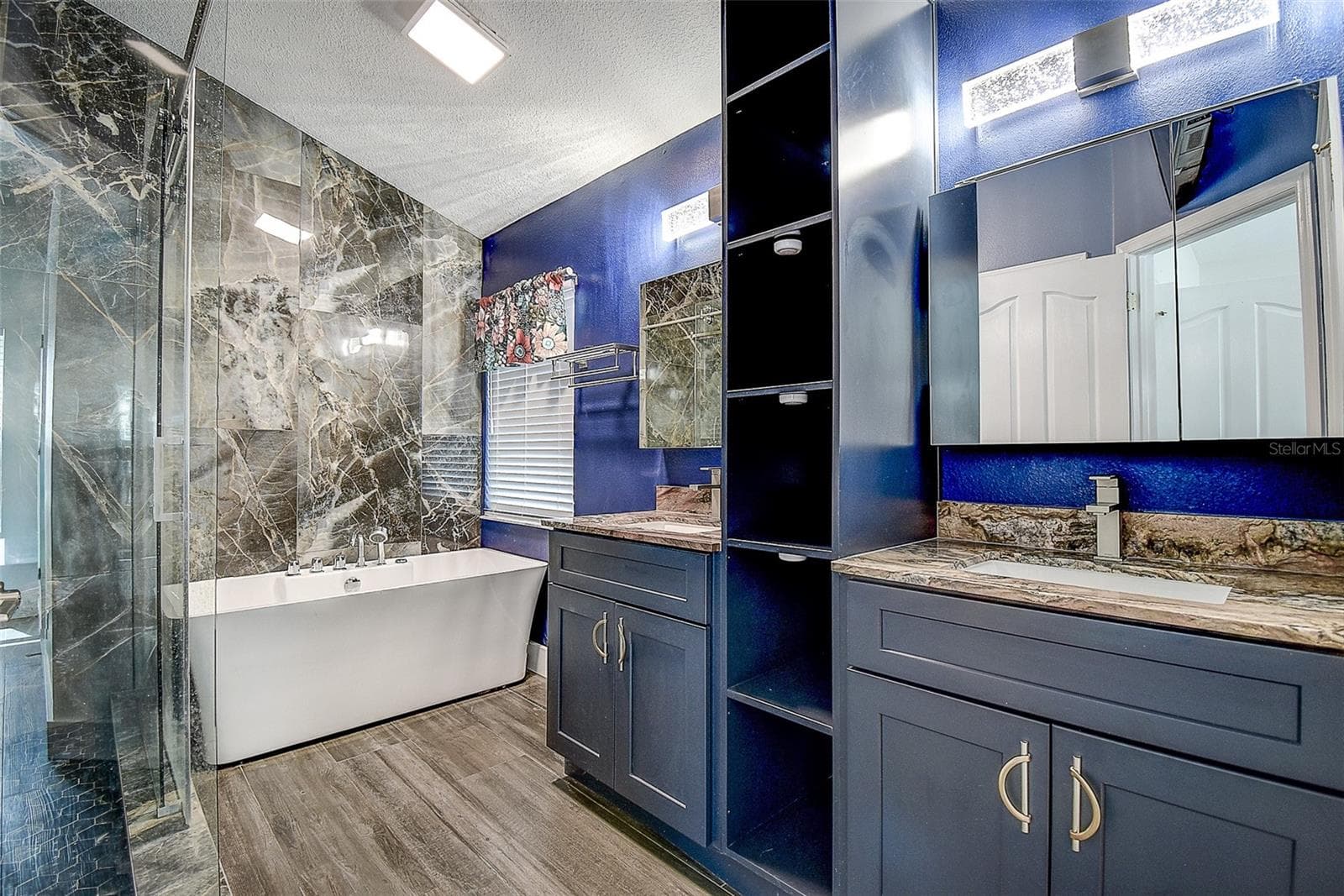 Large Spa tub and dual vanities with granite and wood cabinetry - 1709 SCOTCH PINE DR, BRANDON