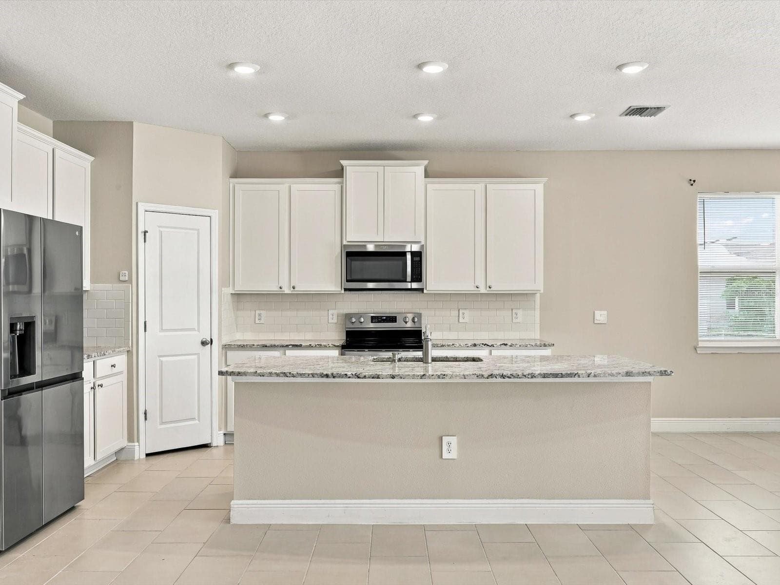 Single Family Residence at 17758 CANTARINA CV, LAKEWOOD RANCH, photo 14 of 51