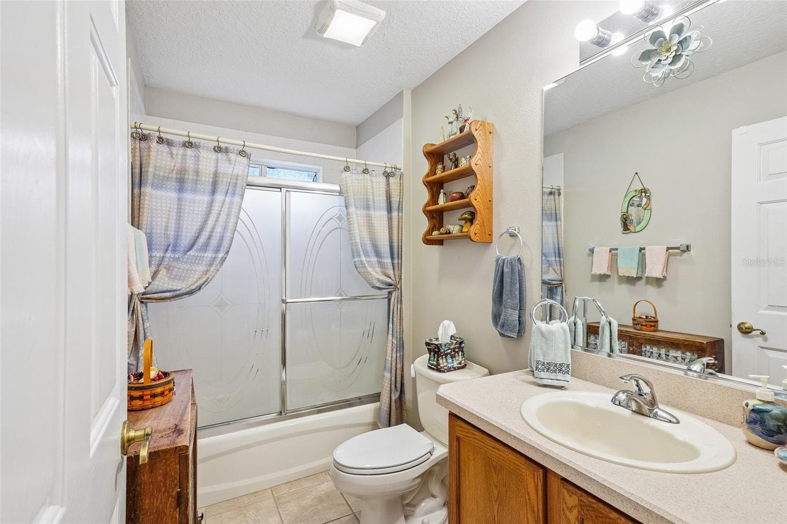 Guest Bathroom - 460 LOMA PASEO DR, THE VILLAGES