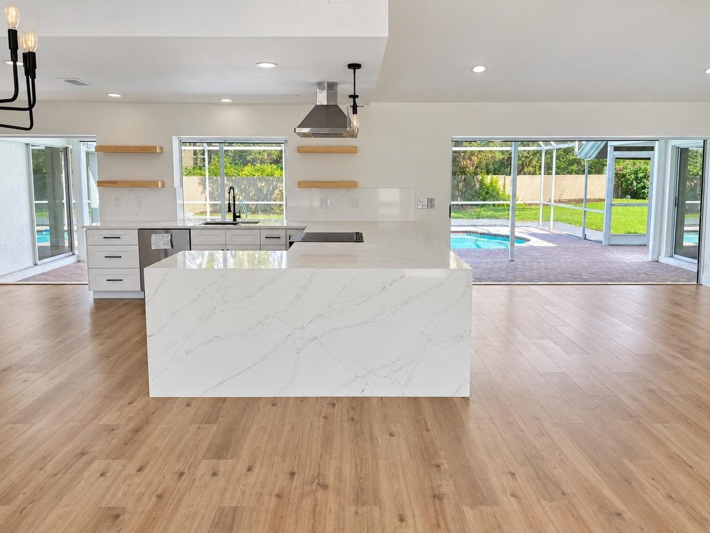 Kitchen overlooking the screened pool - 102 WINDWARD DR, OSPREY