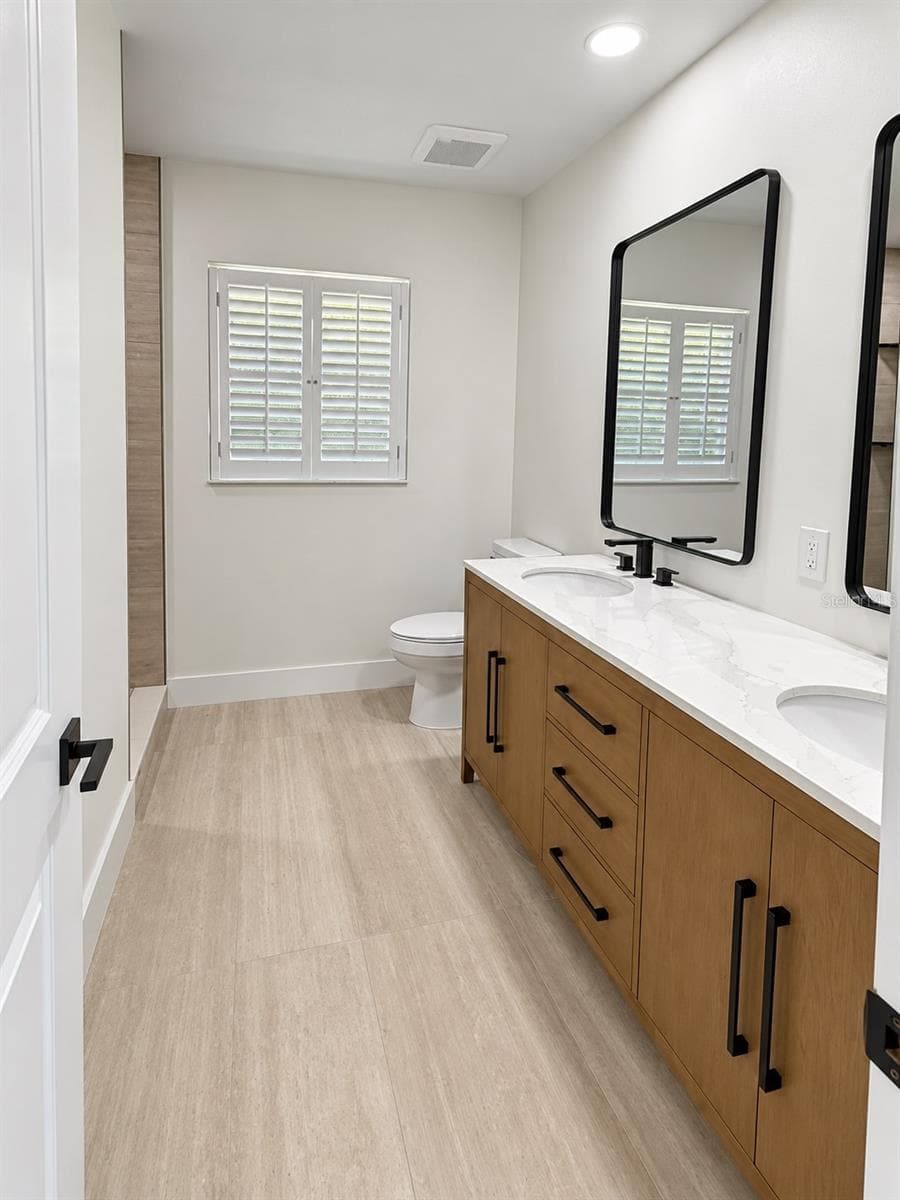 Guest bathroom with double vanity - 102 WINDWARD DR, OSPREY