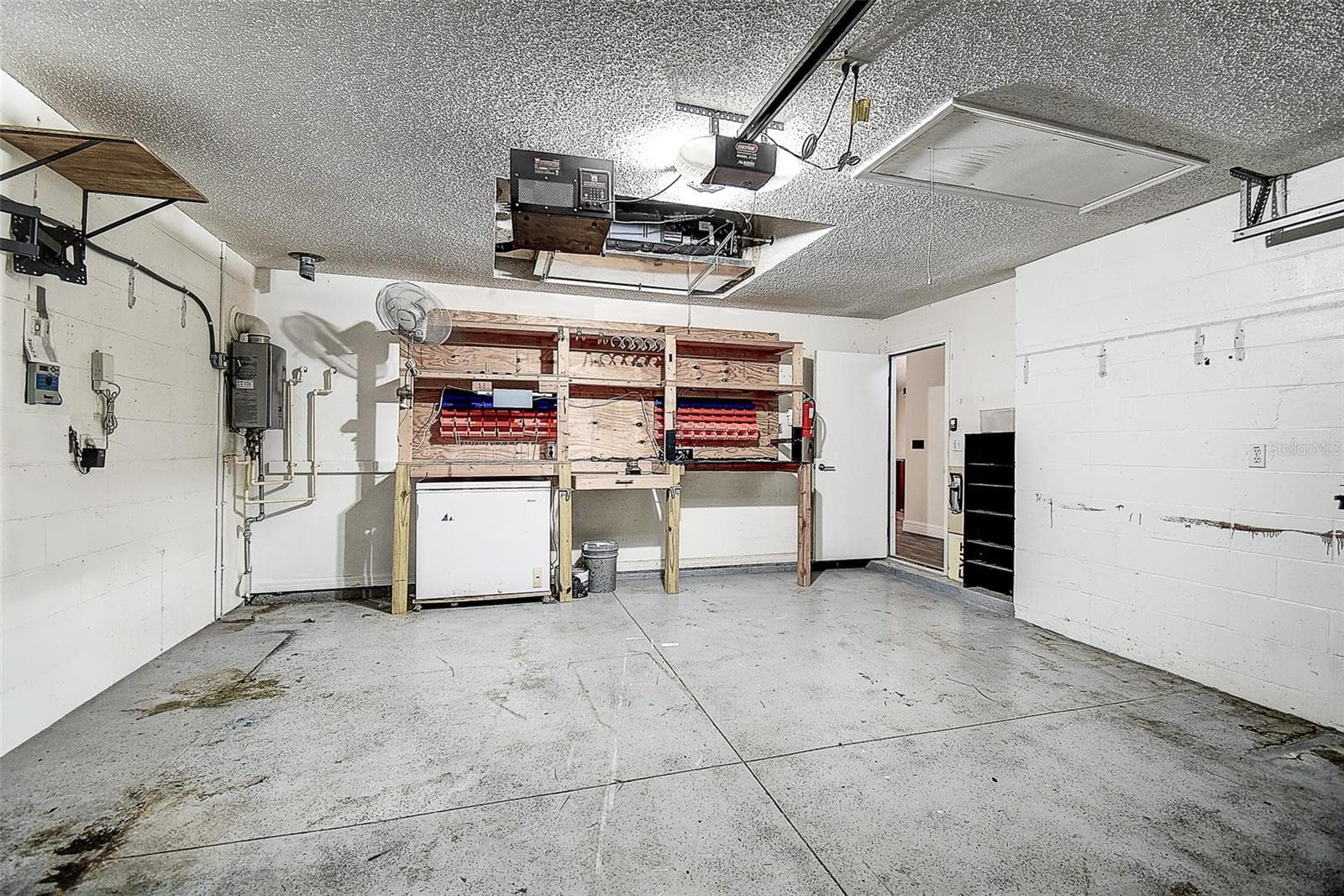 Garage with built-in work bench. - 1709 SCOTCH PINE DR, BRANDON