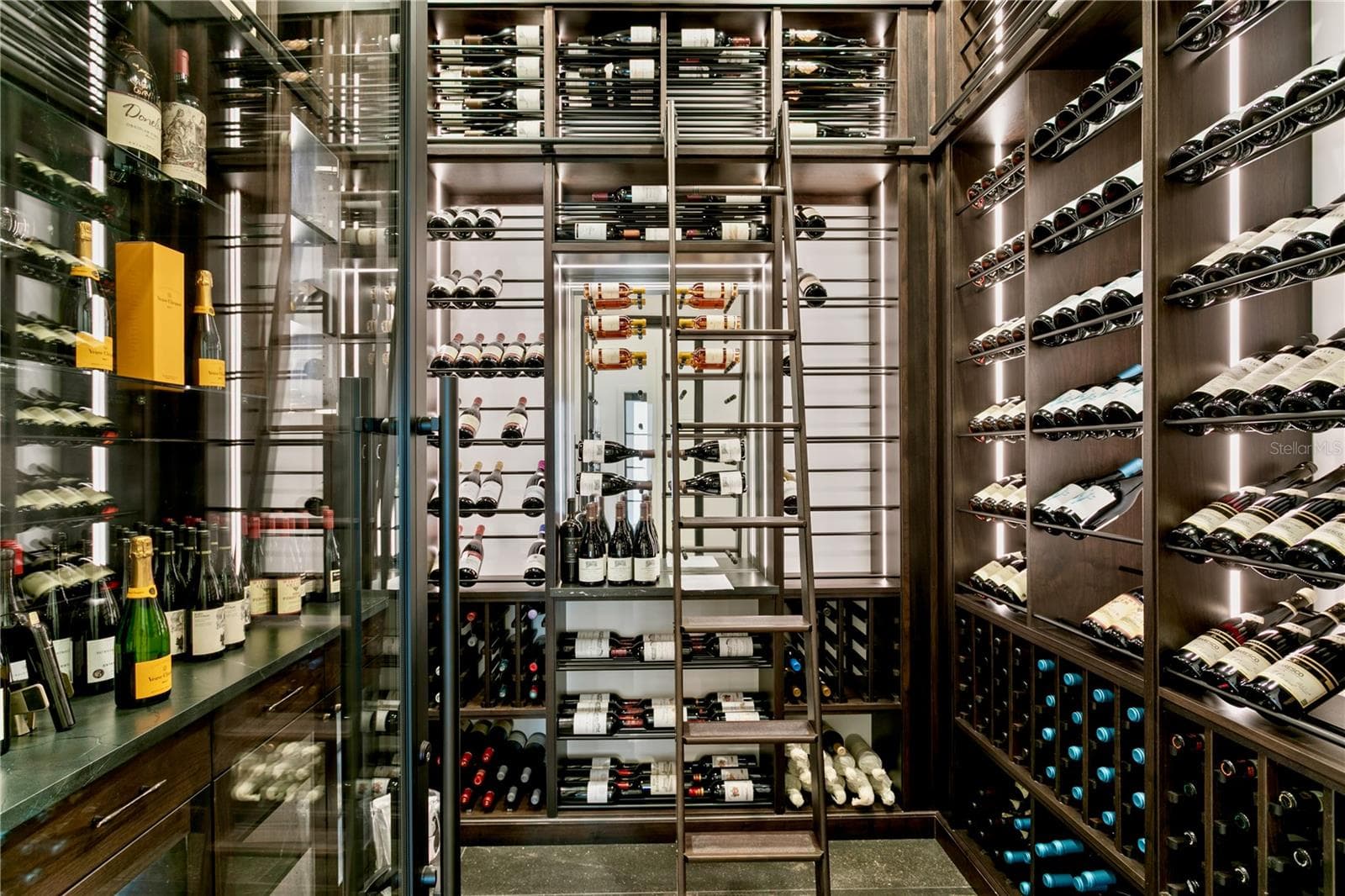 Wine Room - 803 GUISANDO DE AVILA, TAMPA