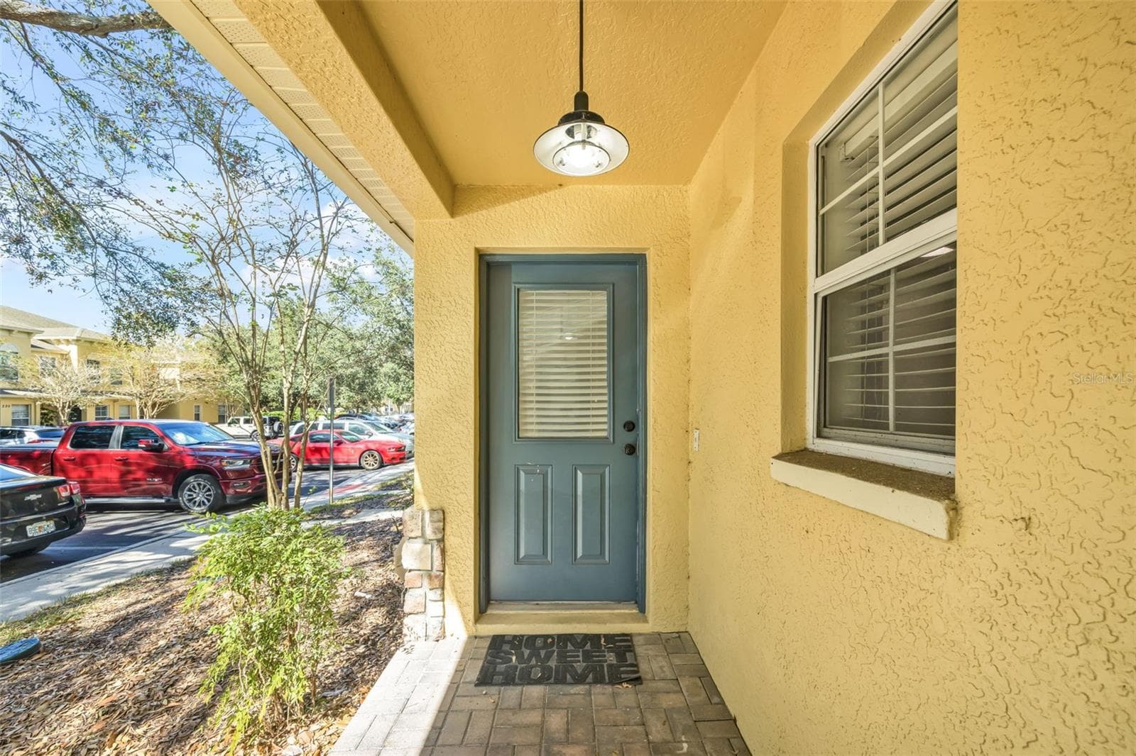 FRONT ENTRANCE - 209 DRAW BRIDGE LN, VALRICO