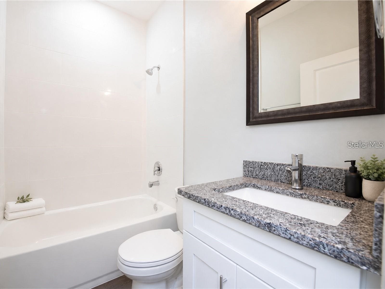 Virtually staged - 2433 AVENUE F NW, WINTER HAVEN