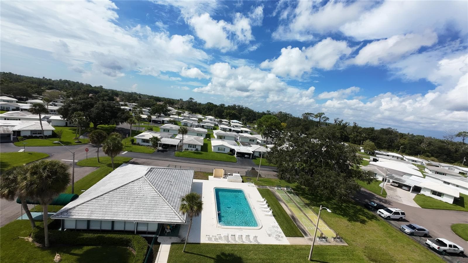 Community pool, recreation hall, and shuffle board court - 506 CAMEO DR, LAKELAND