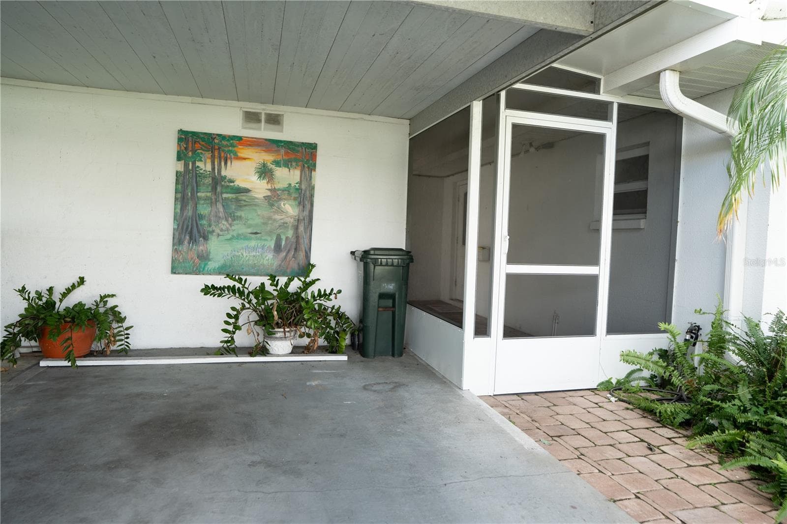 Carport and front porch. - 506 CAMEO DR, LAKELAND