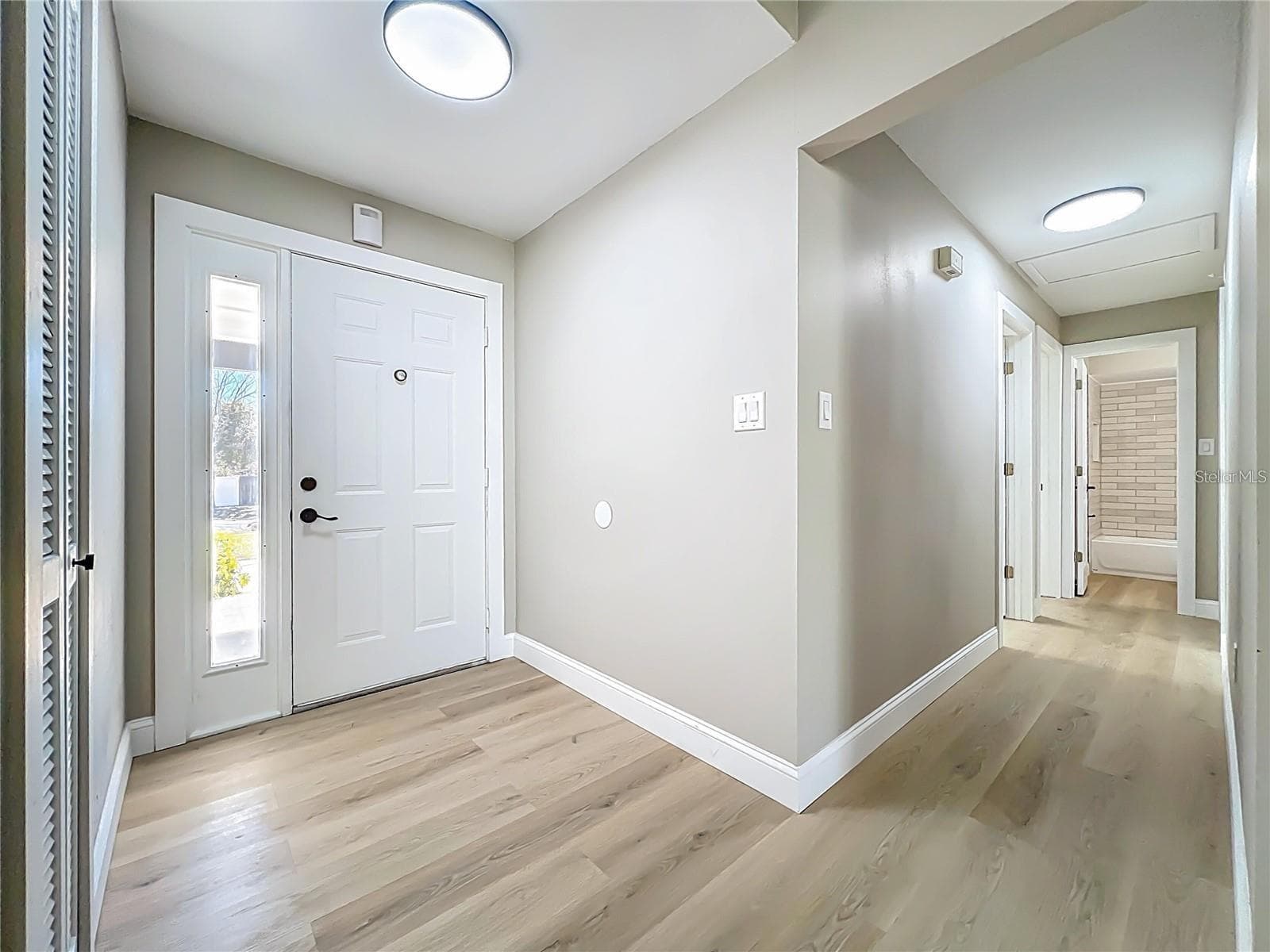 View of entrance and breezeway toward bedrooms. - 6911 CRESCENT RIDGE RD, ORLANDO