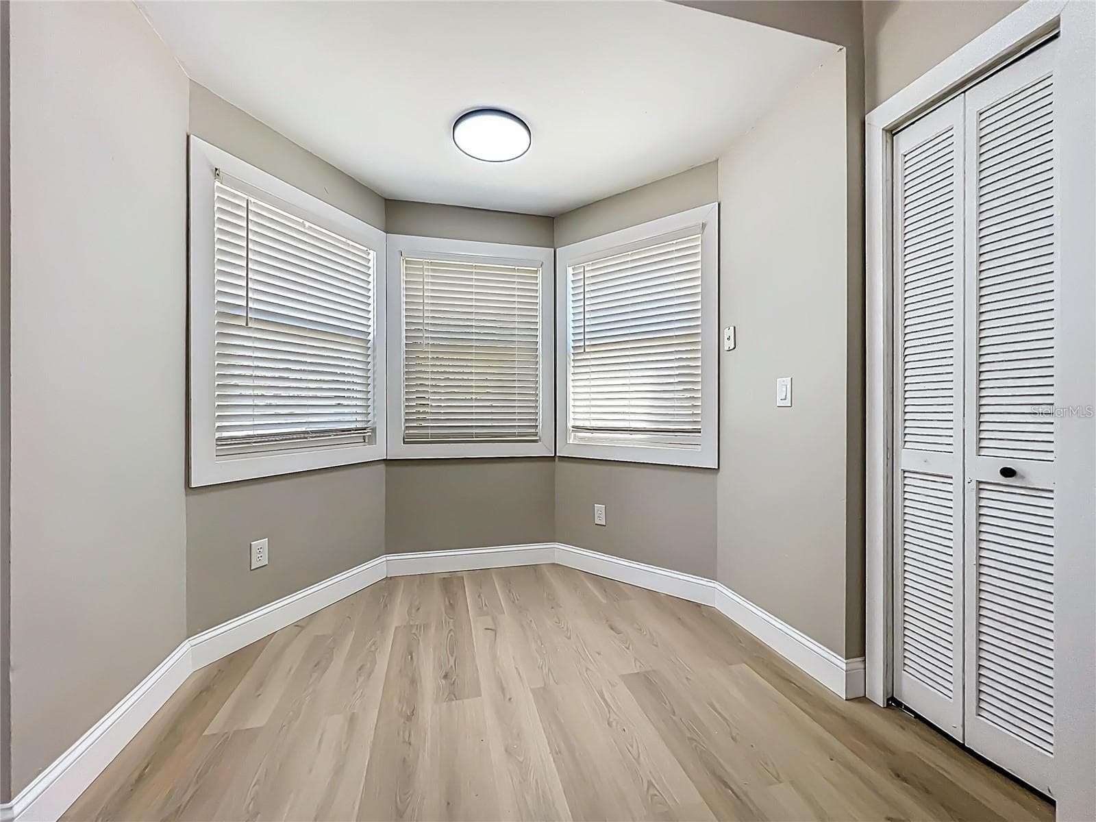 View of dinette area and pantry. - 6911 CRESCENT RIDGE RD, ORLANDO