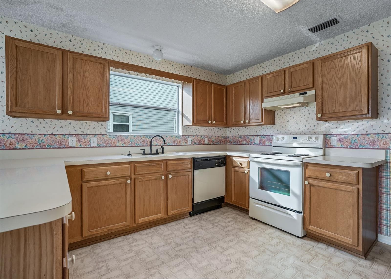 Single Family Residence at 930 RAMOS DR, THE VILLAGES, photo 10 of 41