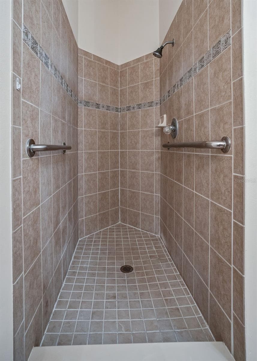 Spacious walk in Shower - 930 RAMOS DR, THE VILLAGES