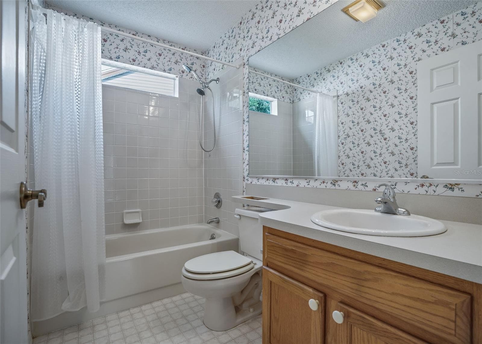 Guest Bath - 930 RAMOS DR, THE VILLAGES