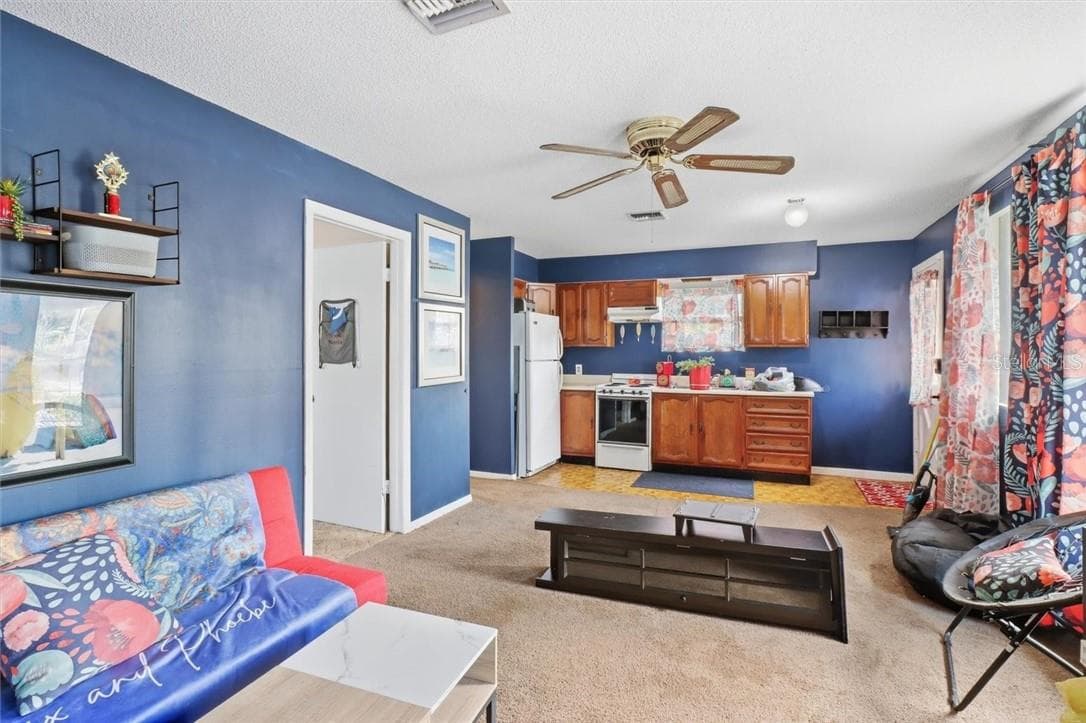 Apartment kitchen - 360 S Inglis AVE, INGLIS FL 34449