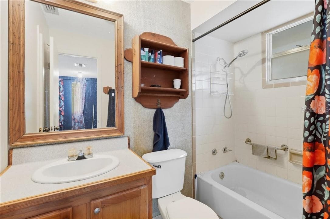 Apartment bathroom - 360 S Inglis AVE, INGLIS FL 34449