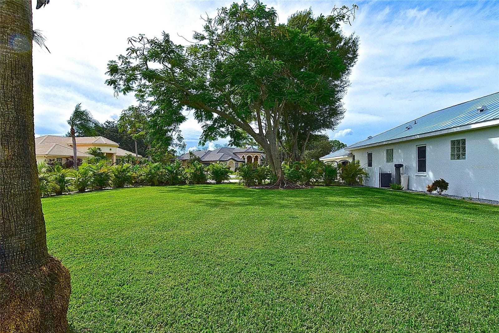 Side yard - 8309 MISTY LAKE CIR, SARASOTA
