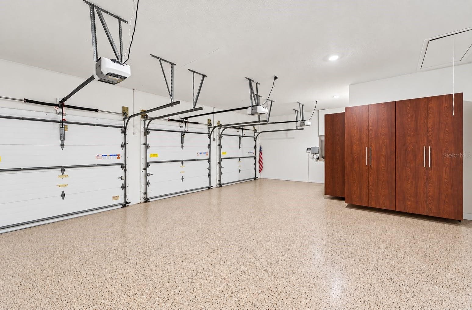 Garage - 5021 WESLEY DR, TAMPA