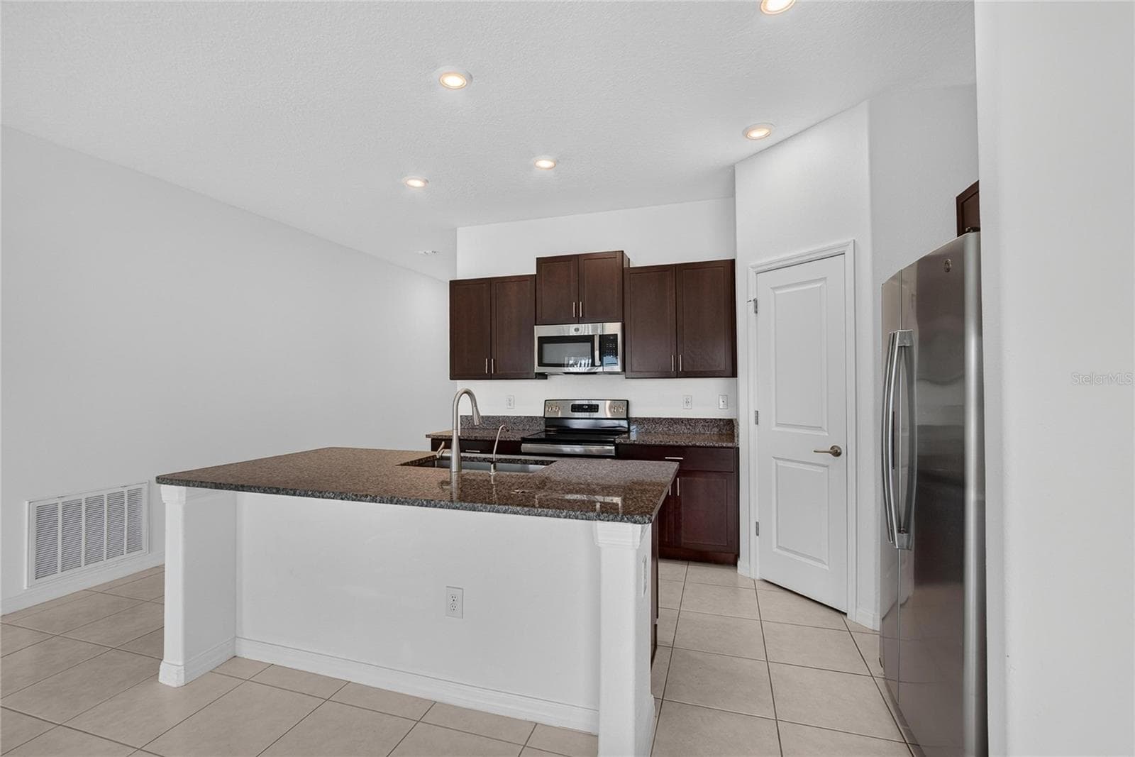 Single Family Residence at 5487 BLUE AZURE DR, WIMAUMA, photo 12 of 60