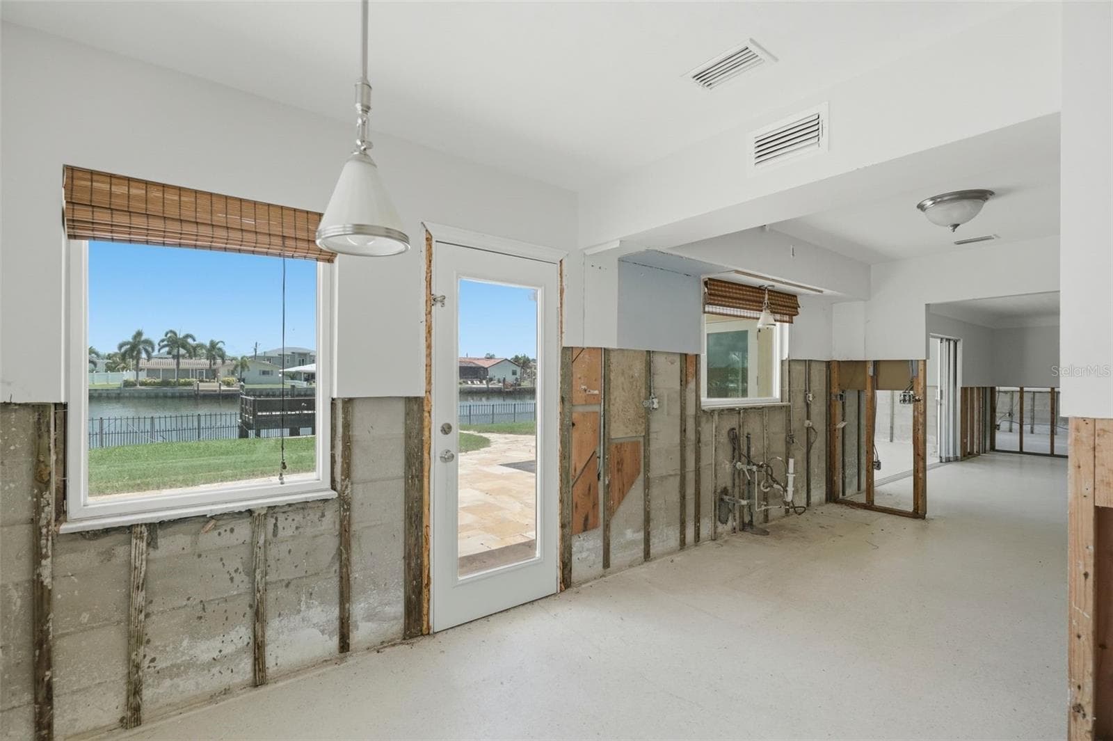 Single Family Residence at 12525 4TH ST E, TREASURE ISLAND, photo 4 of 37